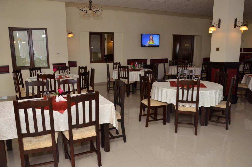Hotel Restaurant La Conac Botiz Exteriör bild
