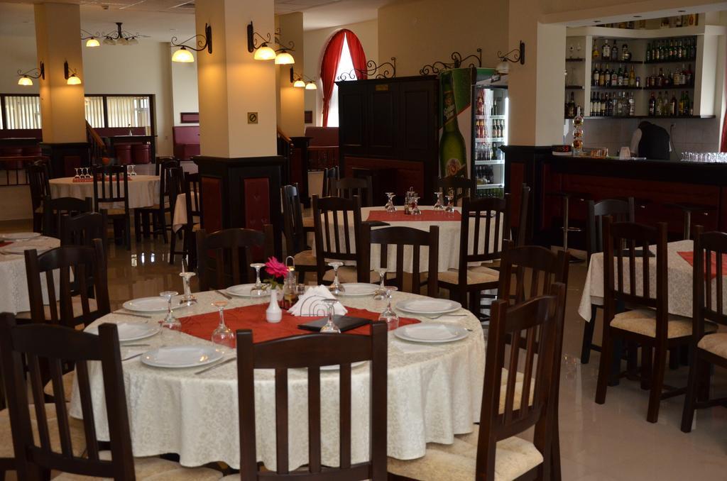 Hotel Restaurant La Conac Botiz Exteriör bild