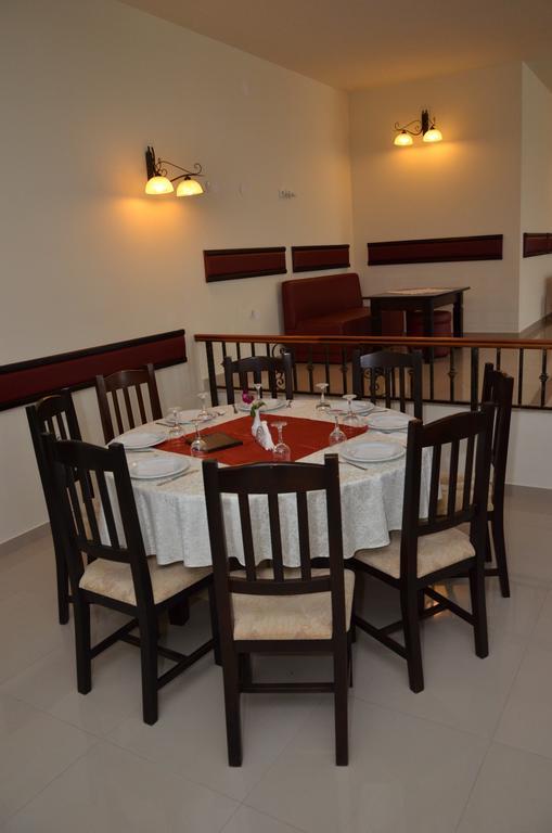 Hotel Restaurant La Conac Botiz Exteriör bild